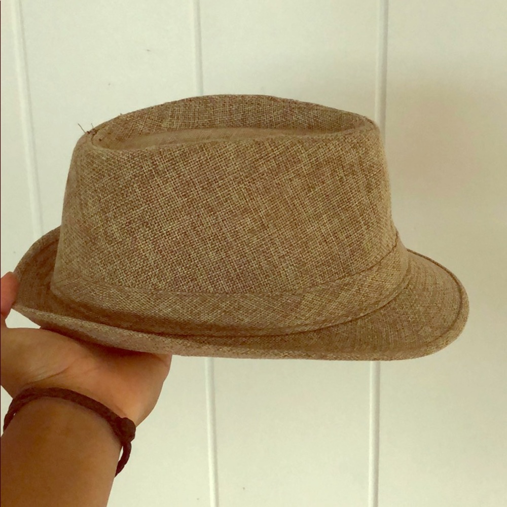 Light brown hat.